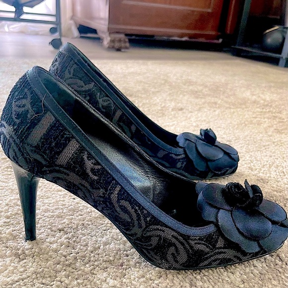 💯 CHANEL Black Embossed CC Pattern /w Floral Toe Pump Size 38 - Picture 3 of 16